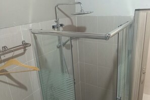 Superior kamer | Badkamer | Een douche, gratis toiletartikelen, pantoffels, handdoeken