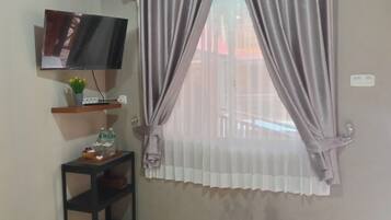 Deluxe Room | Blackout drapes, free WiFi, bed sheets