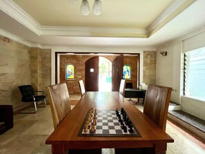 Coin salon dans le hall