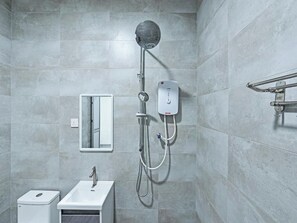Family Suite | Bathroom | Shower, free toiletries, hair dryer, towels - Padi Hotel Alor Setar (Self Check In) (Alor Setar)