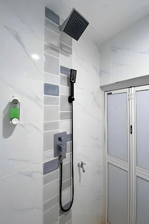 Douche, serviettes fournies