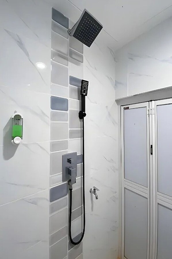 Shower, towels - Coop Hotel Kangar (Kangar)