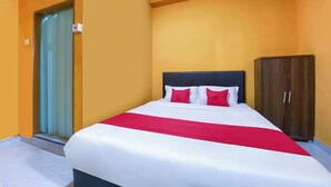 A hotel room with a bed, a wardrobe, and a door. - Coop Hotel Kangar (Kangar)