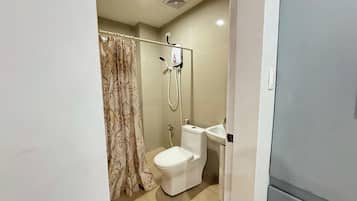 Family Room | Bathroom | Shower, free toiletries, towels, soap