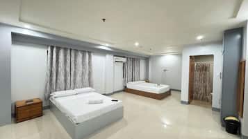 Family Room | Desk, free WiFi, bed sheets
