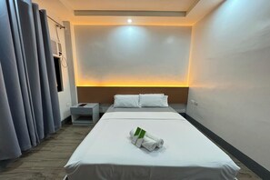 Desk, free WiFi, bed sheets - Hotel Ramon Bukidnon (Valencia)