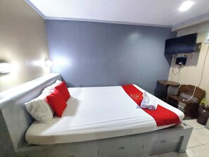 Deluxe Double Room | In-room safe, desk, free WiFi, bed sheets - Mct Hotel (Quezon City)