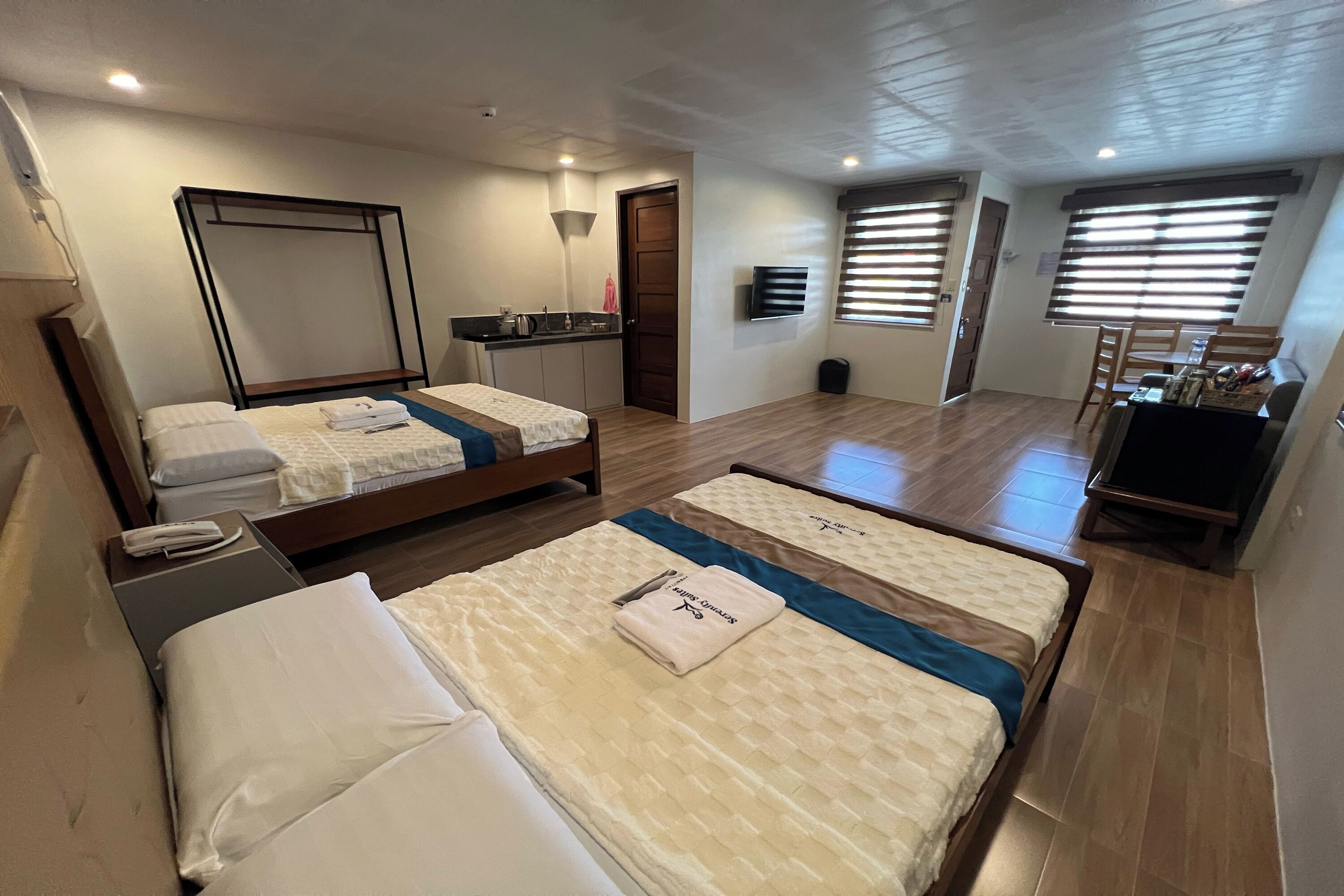 Minibar, escritorio, tabla de planchar con plancha y wifi gratis 