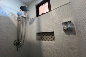 Family Room | Bathroom | Shower, free toiletries, towels