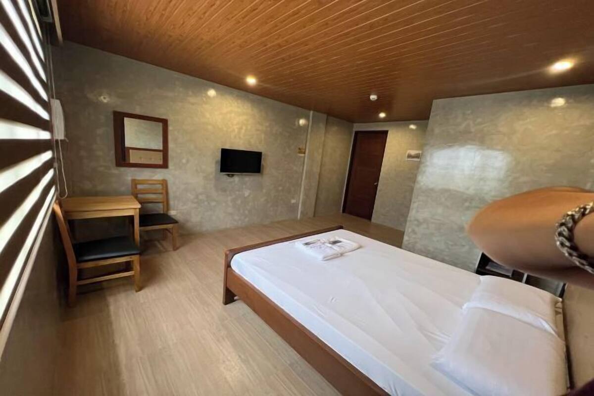Minibar, escritorio, tabla de planchar con plancha y wifi gratis