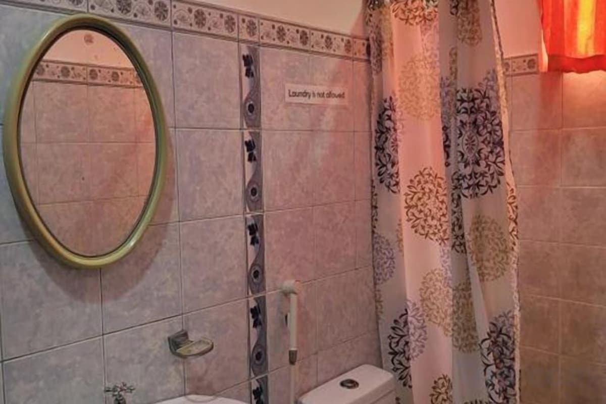 Shower, free toiletries, towels