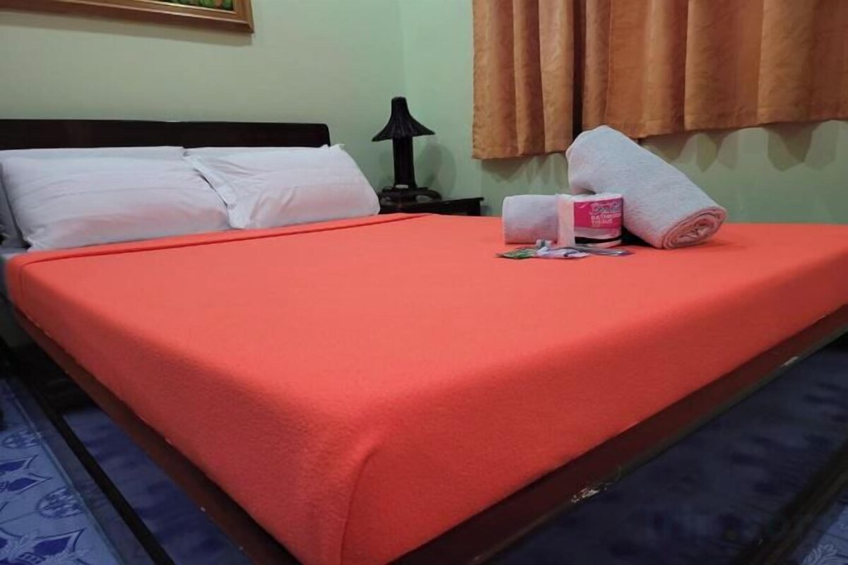 Desk, iron/ironing board, free WiFi, bed sheets