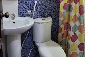 Chambre Quadruple Standard | Salle de bain | Douche, articles de toilette gratuits, serviettes fournies