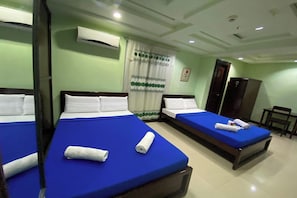 Chambre Quadruple Standard | Bureau, fer et planche à repasser, Wi-Fi gratuit, draps fournis