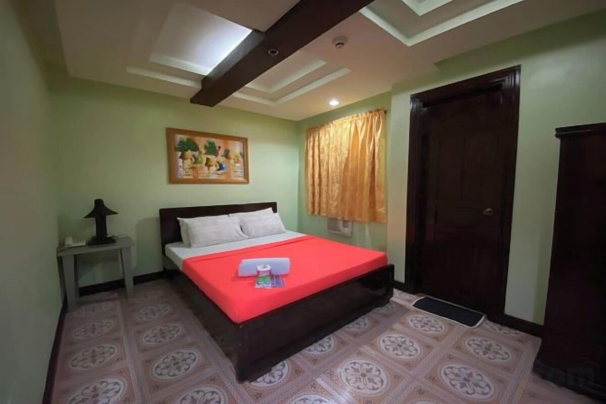 Desk, iron/ironing board, free WiFi, bed sheets