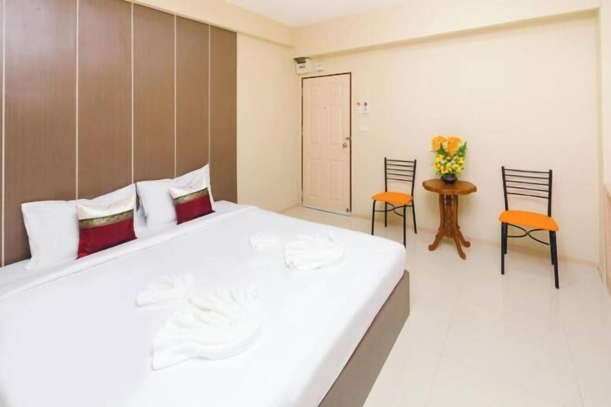 Desk, WiFi (free), bed sheets