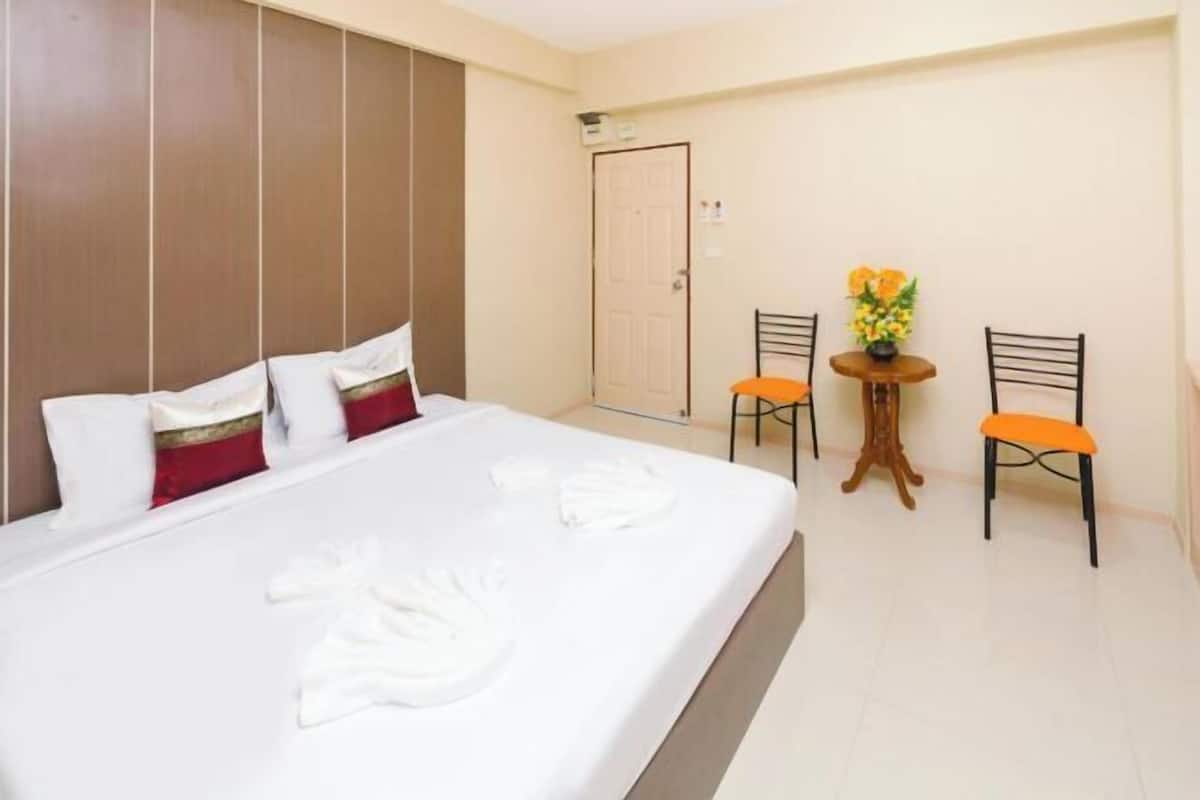 1 bedroom, desk, free WiFi, bed sheets