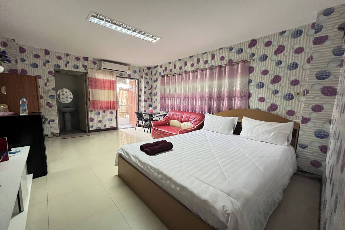 Doppia Standard | Una scrivania, ferro/asse da stiro, Wi-Fi gratuito