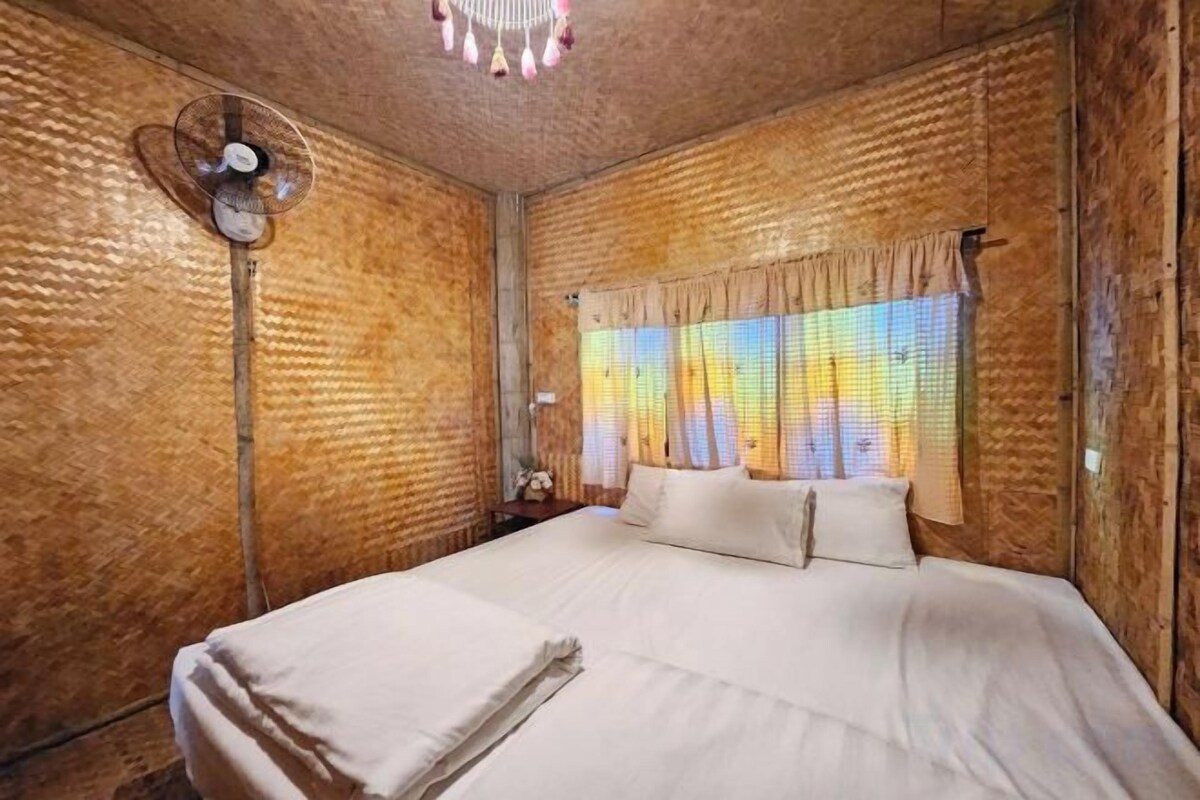 WiFi (free), bed sheets