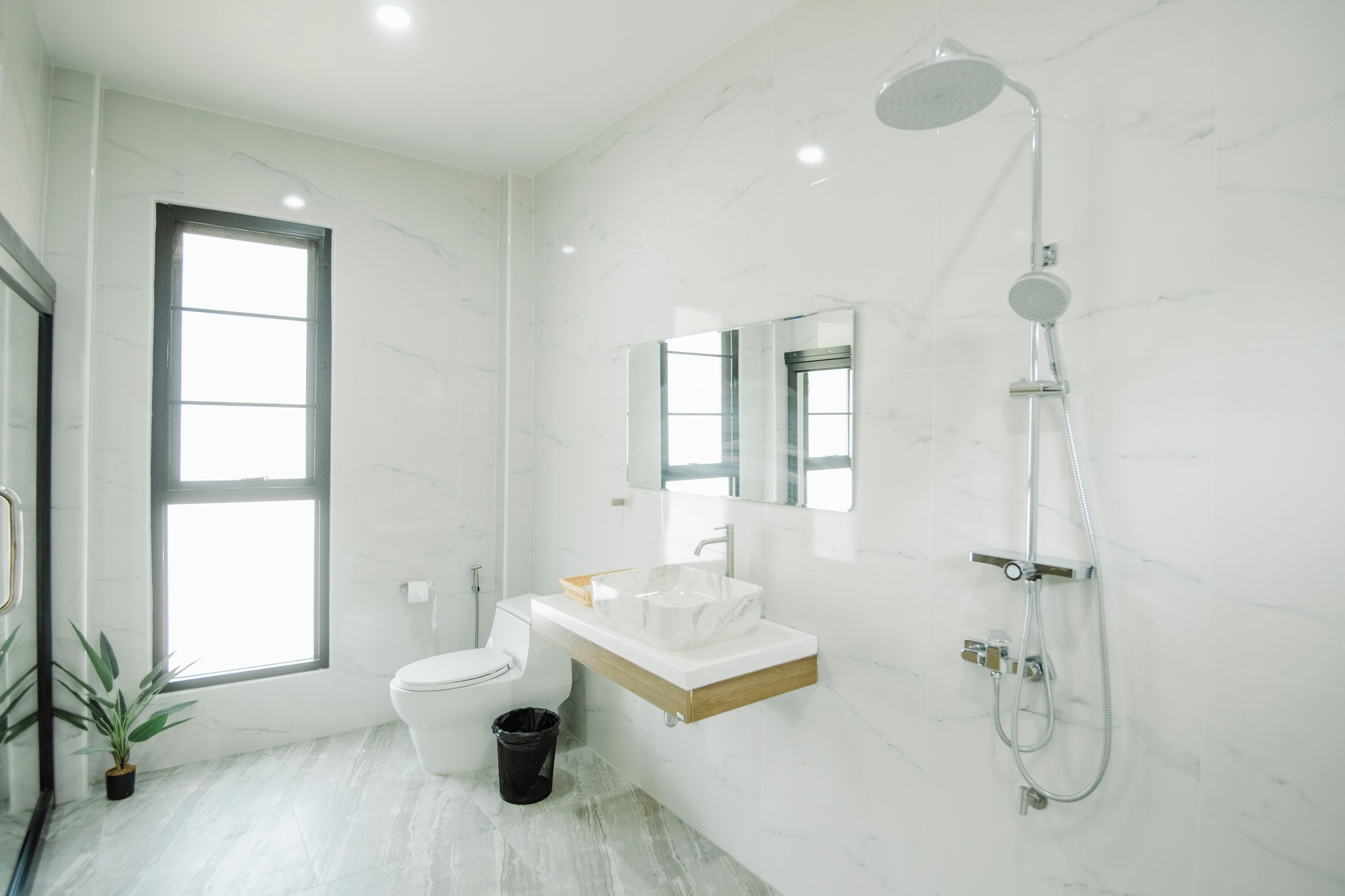 Family Room | Bathroom | Shower, rainfall showerhead, free toiletries, hair dryer