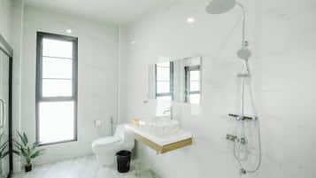 Family Room | Bathroom | Shower, rainfall showerhead, free toiletries, hair dryer