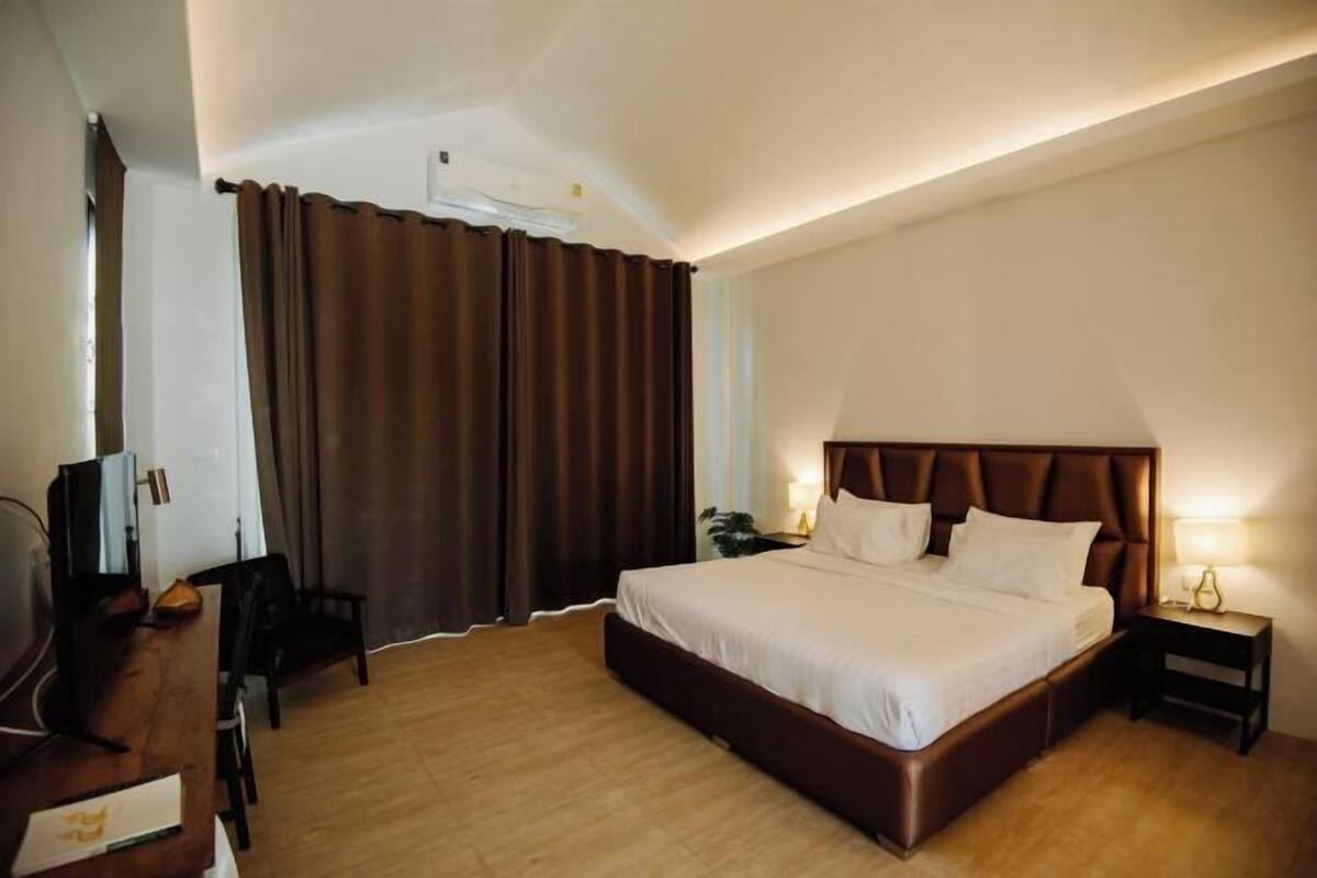 WiFi (free), bed sheets