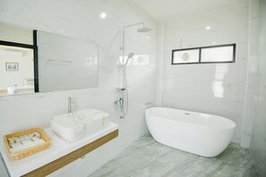 Family Room | Bathroom | Shower, rainfall showerhead, free toiletries, hair dryer - Phorpun Resort Lampang (Lampang)