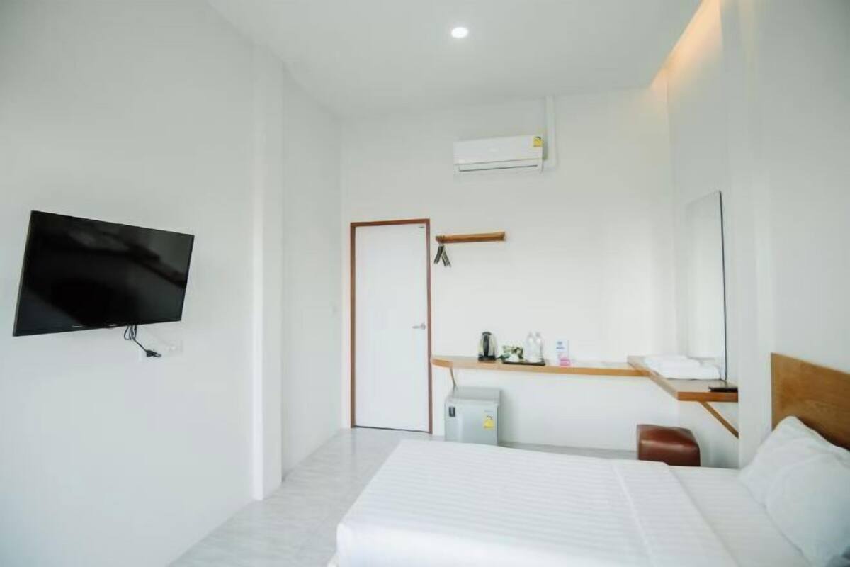 WiFi (free), bed sheets