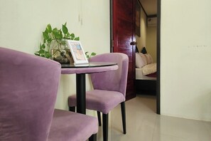 Family Room | Desk, free WiFi, bed sheets
