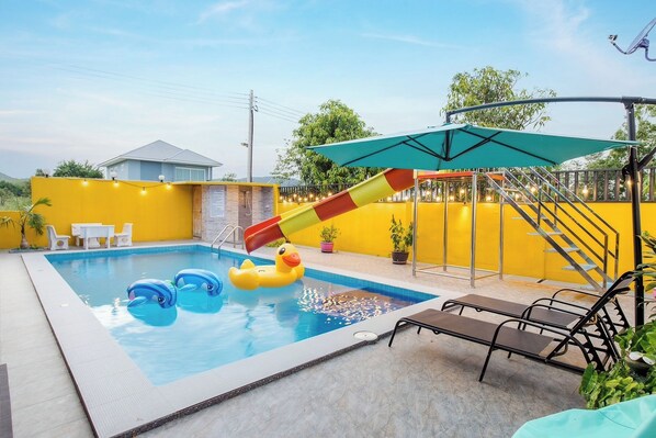 Outdoor pool, pool umbrellas - Ton Hom Pool Party (Hua Hin)