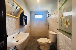 Chambre Standard | Salle de bain | Douche, douche cascade, articles de toilette (gratuits)