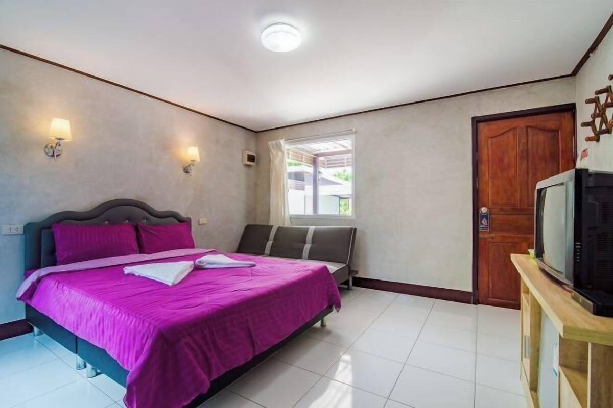 Escritorio, wifi gratis y ropa de cama