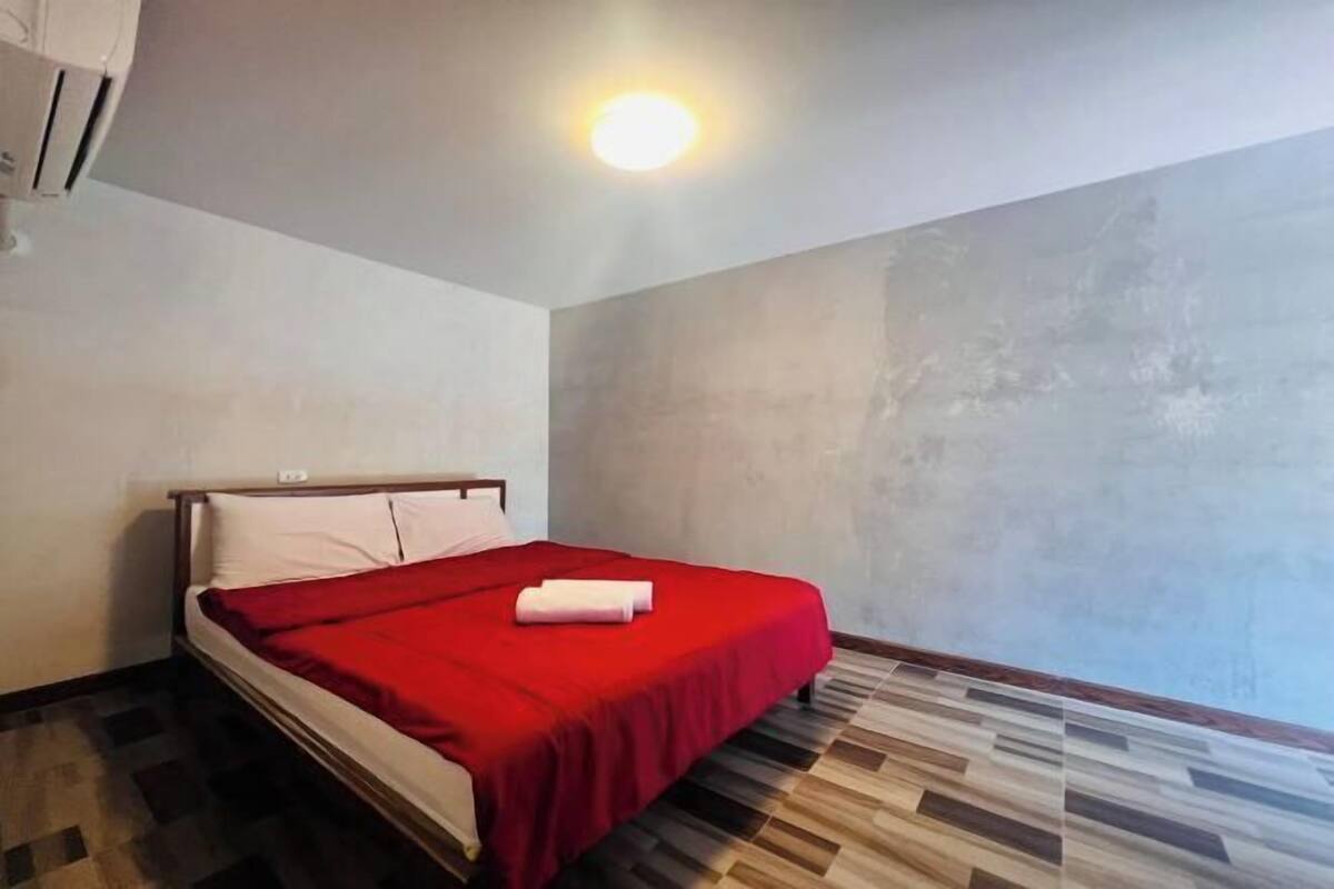 Escritorio, wifi gratis y ropa de cama