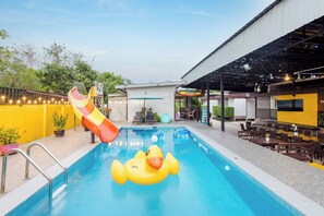 Outdoor pool, pool umbrellas - Ton Hom Pool Party (Hua Hin)