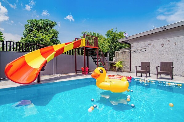 Utendørsbasseng og bassengparasoller