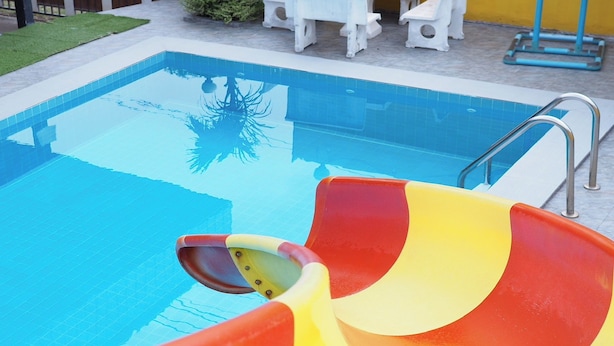 Una piscina con tobogán.