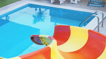 Piscina externa, guarda-sóis