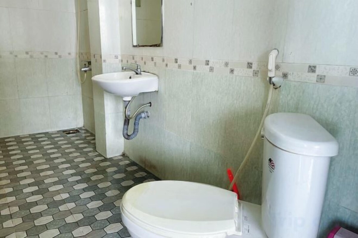 Een douche, een haardroger, pantoffels, handdoeken