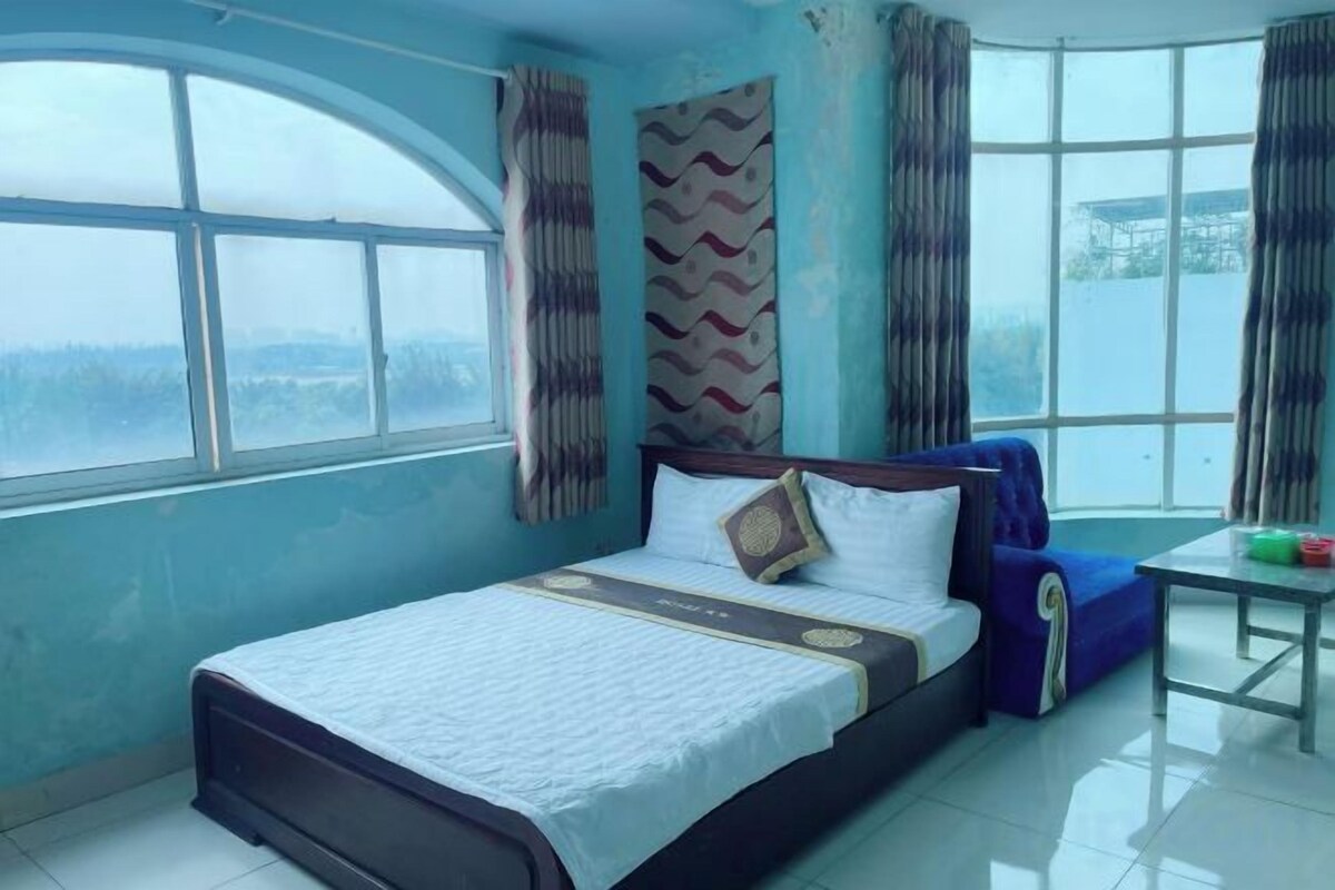WiFi (free), bed sheets