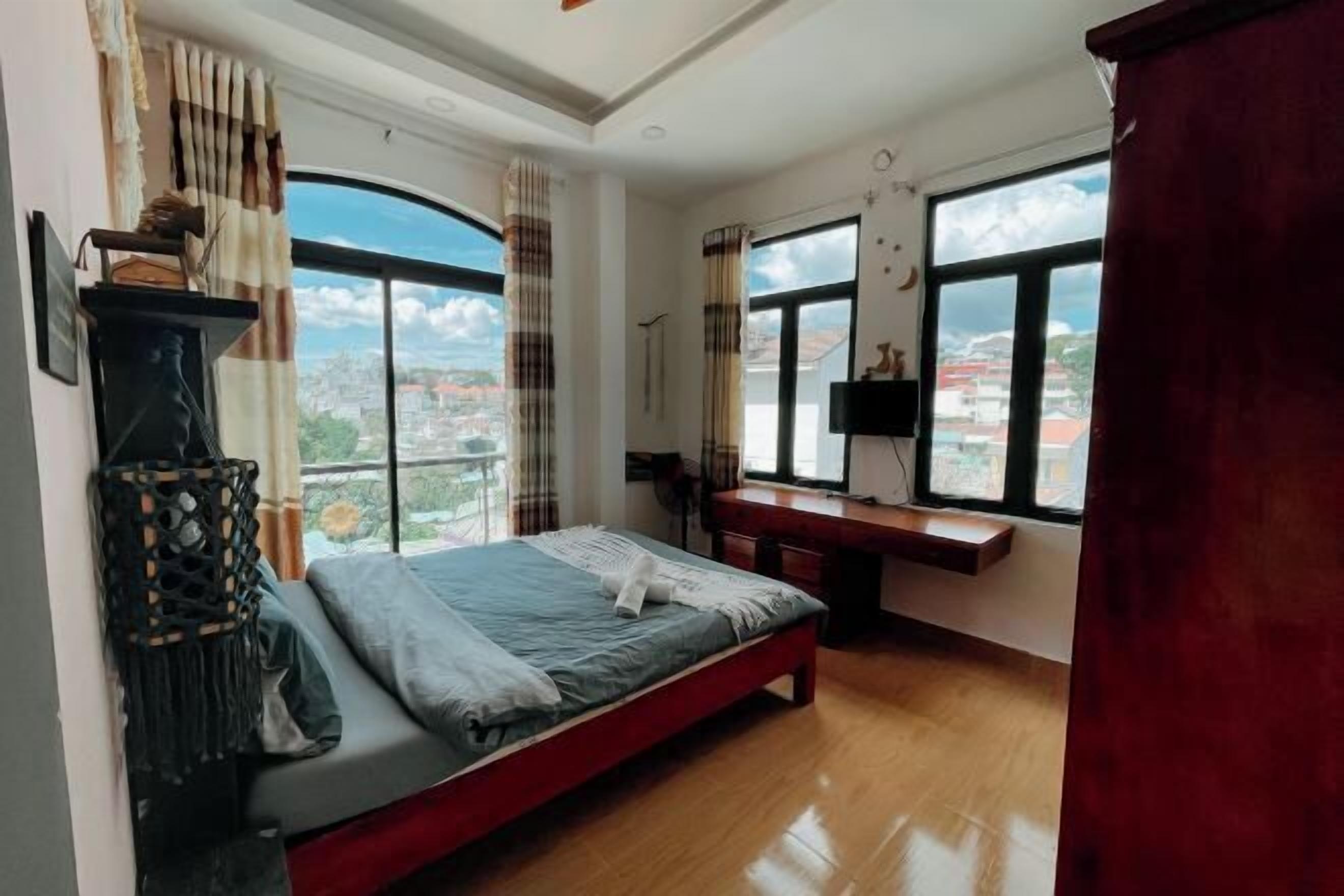 Tabla de planchar con plancha, wifi gratis, ropa de cama