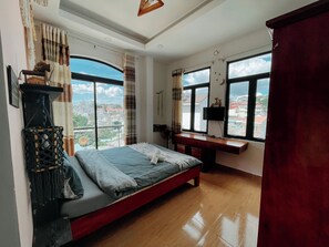 高级双人房, 阳台 | 熨斗/熨板、免费 WiFi、床单