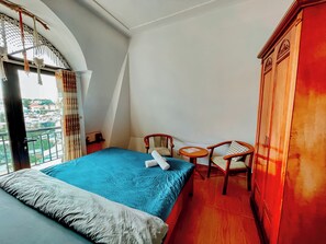 Quarto casal superior | Ferros/tábuas de passar roupa, Wi-Fi de cortesia, roupa de cama