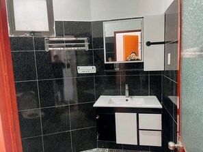 双人房 | 浴室 | 淋浴设施、拖鞋、毛巾、肥皂