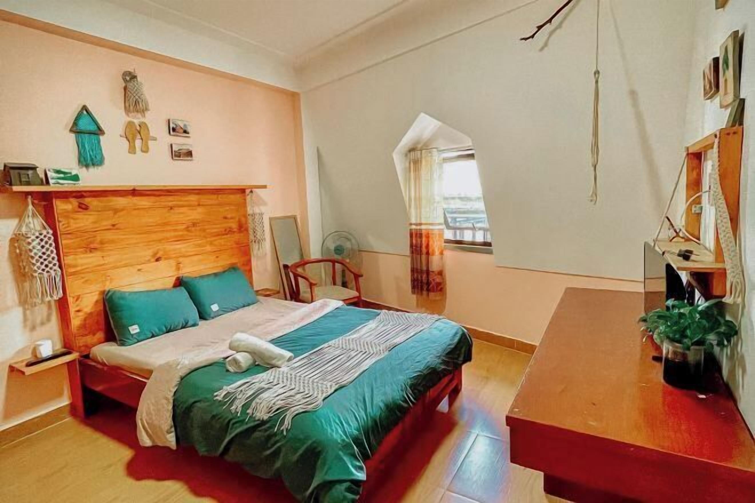 Tabla de planchar con plancha, wifi gratis, ropa de cama