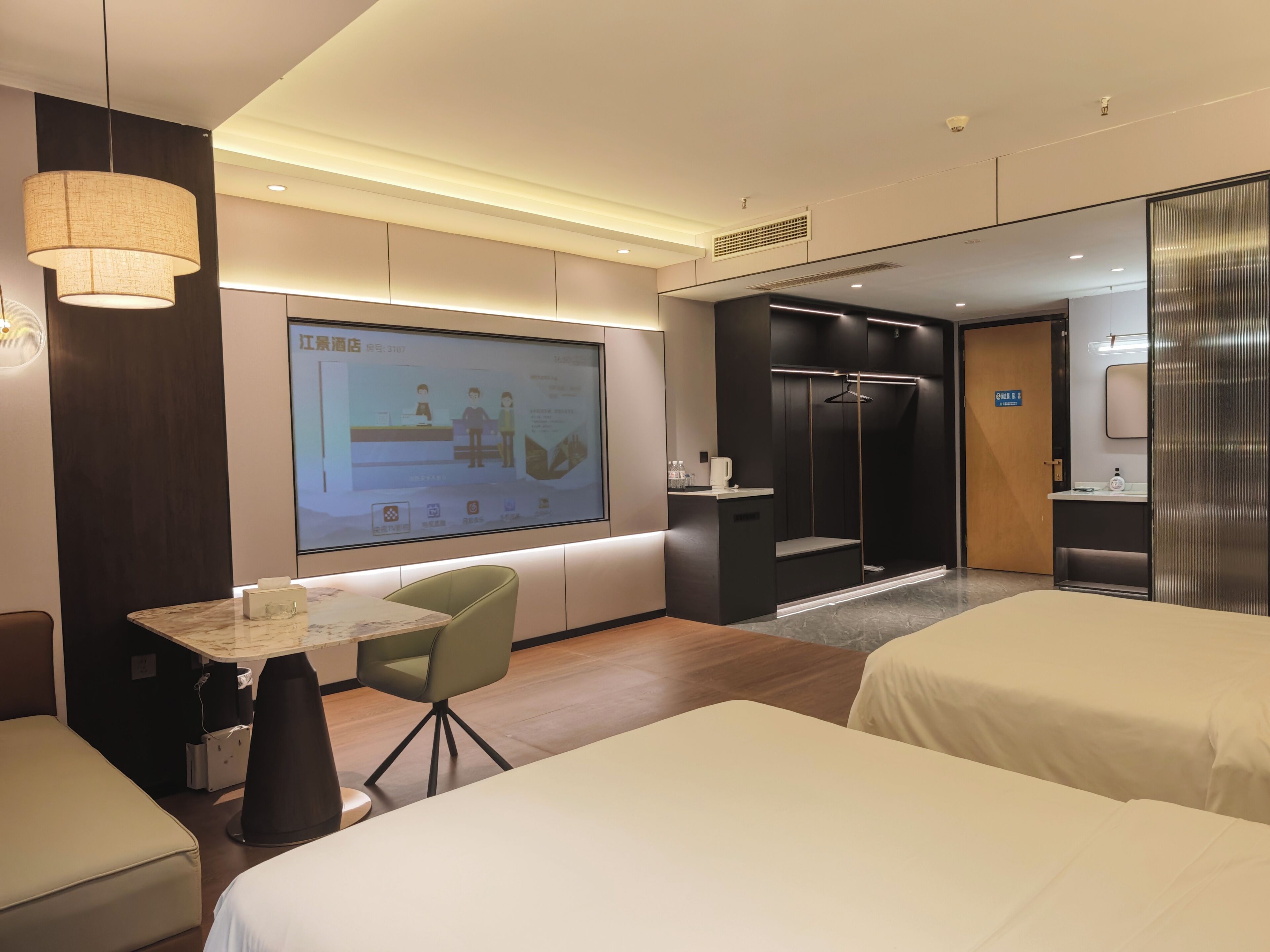 Habitación cuádruple familiar | Edredón, escritorio, espacio para trabajar con laptop y wifi gratis 