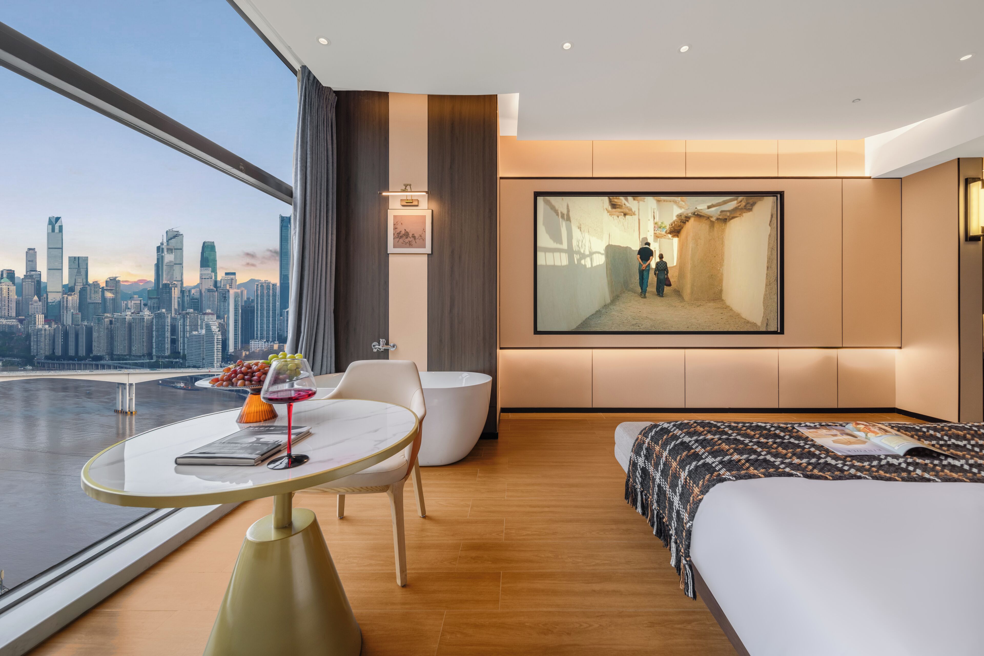 Quarto casal urbano | Edredons de pluma, escrivaninha, espaço de trabalho para notebook