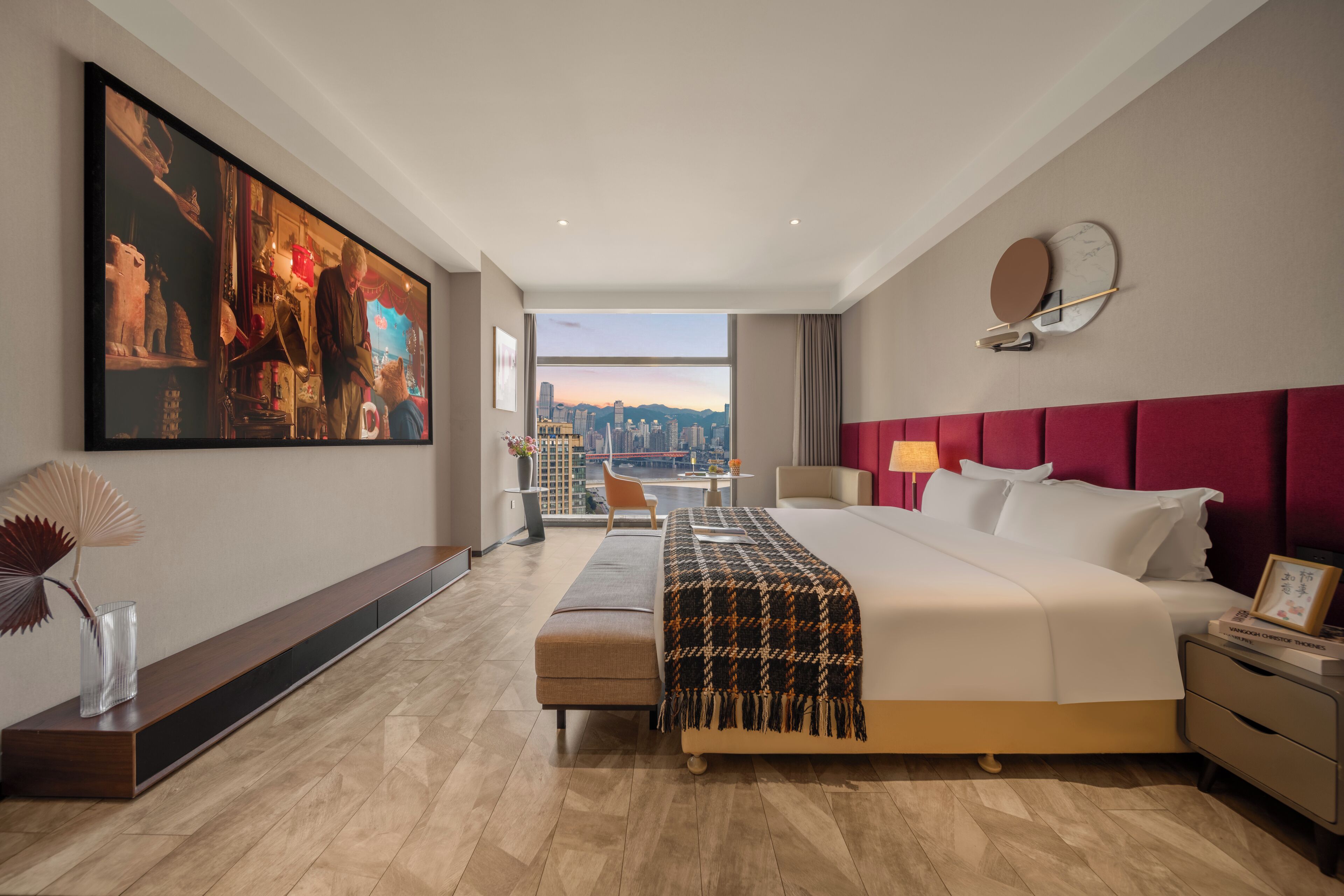 Quarto casal conforto | Edredons de pluma, escrivaninha, espaço de trabalho para notebook