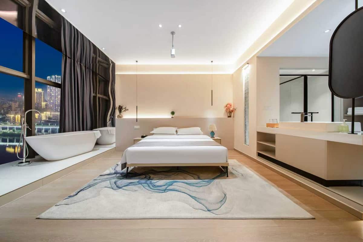 Cubrecamas, escritorio, espacio para trabajar con laptop y wifi gratis