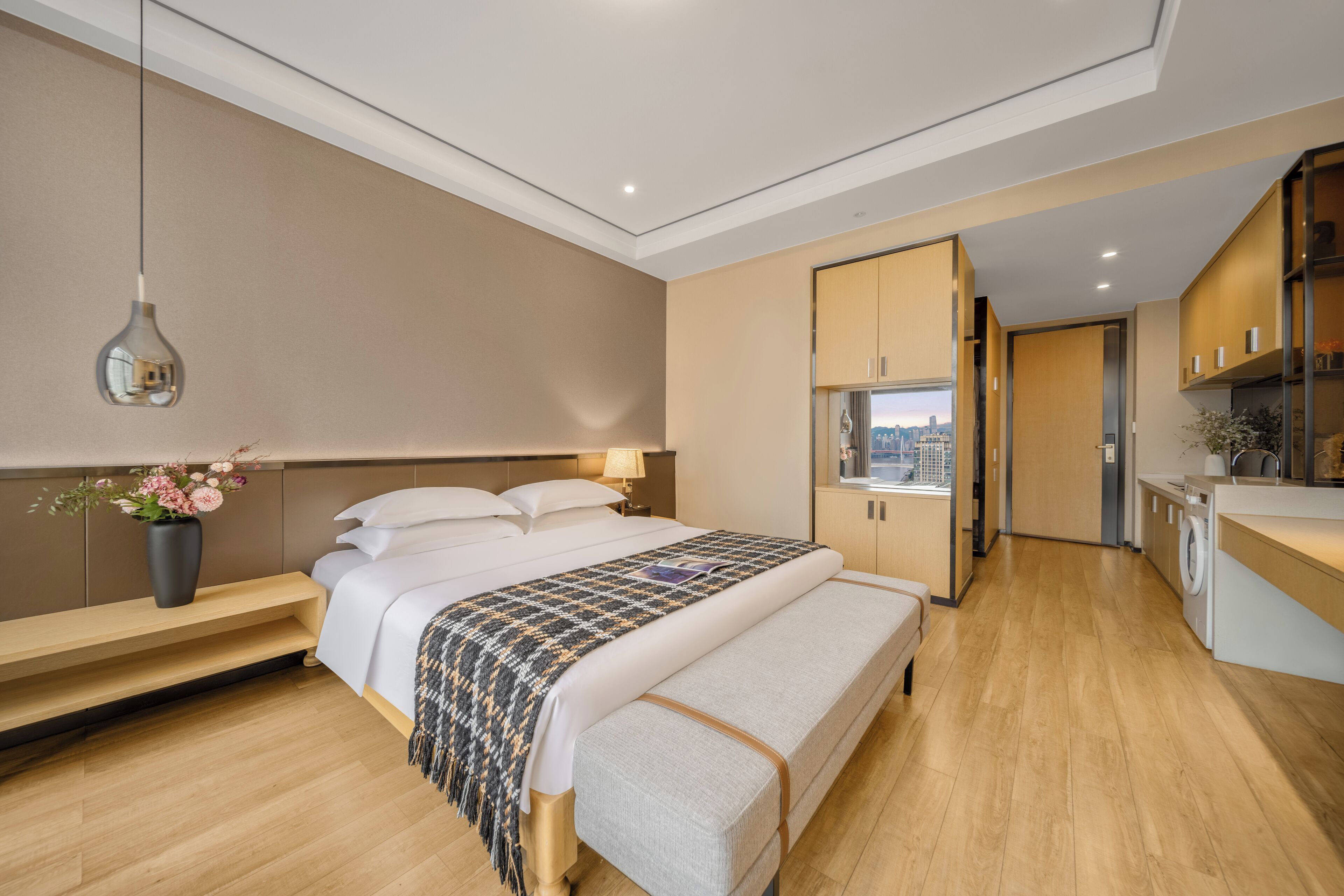 Quarto casal empresarial | Edredons de pluma, escrivaninha, espaço de trabalho para notebook