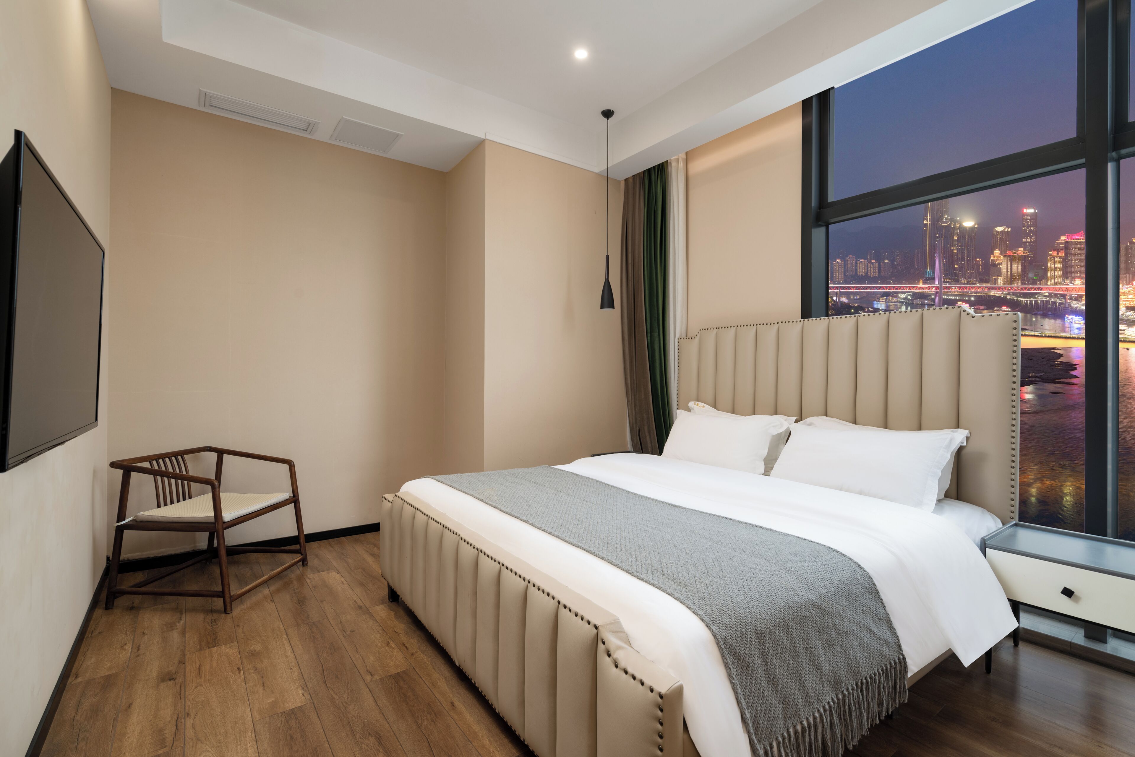 Edredons de pluma, escrivaninha, espaço de trabalho para notebook